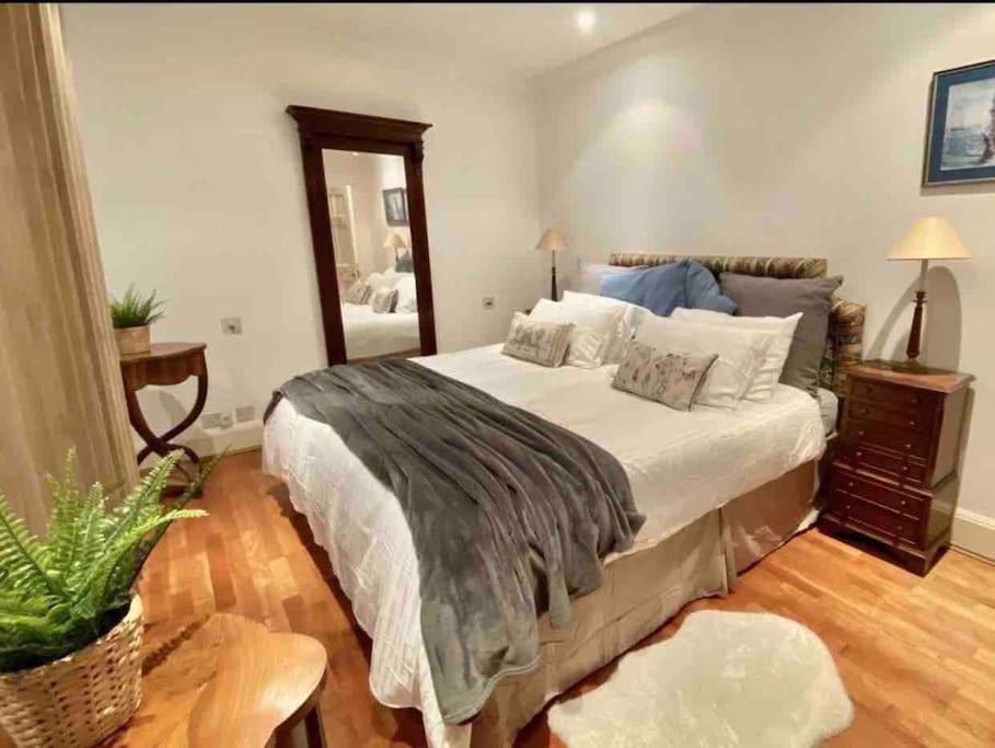 Spacious Flat In The Most Desirable Area Of Лондон Екстериор снимка