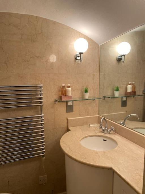 Spacious Flat In The Most Desirable Area Of Лондон Екстериор снимка
