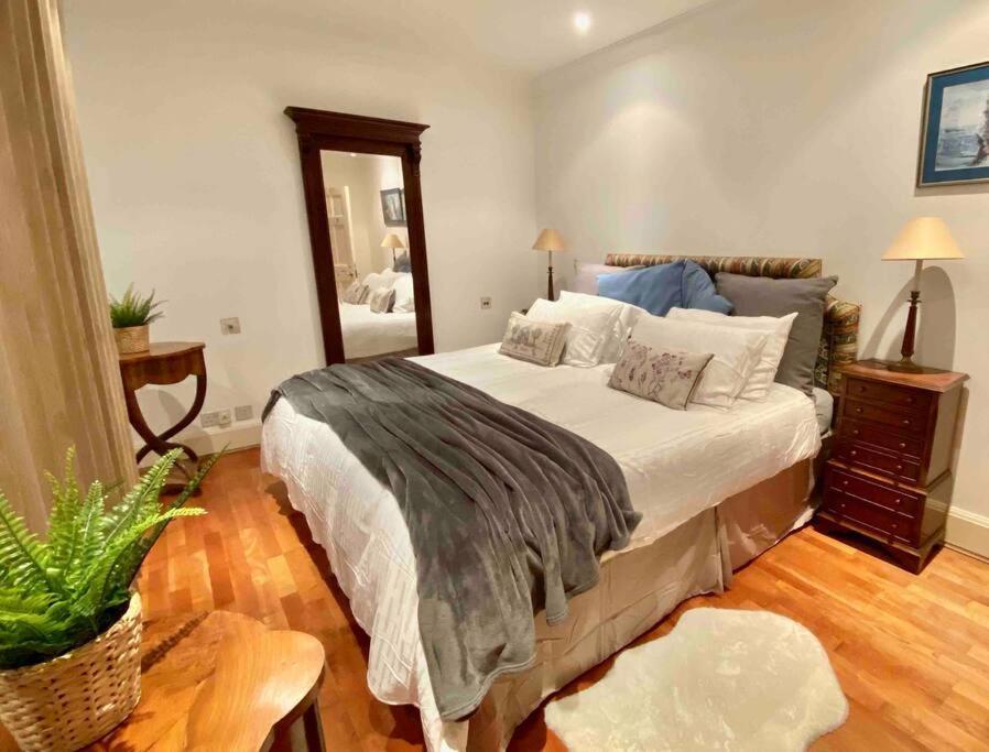 Spacious Flat In The Most Desirable Area Of Лондон Екстериор снимка